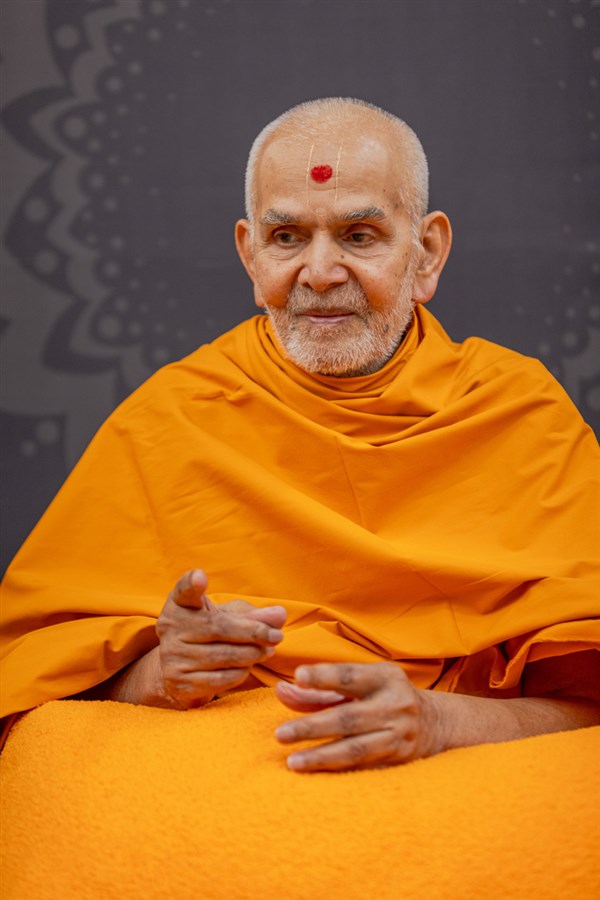Swamishri interacts with swamis