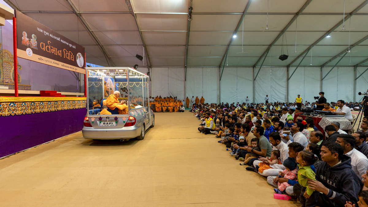 Children and devotees receive vartman from Swamishri