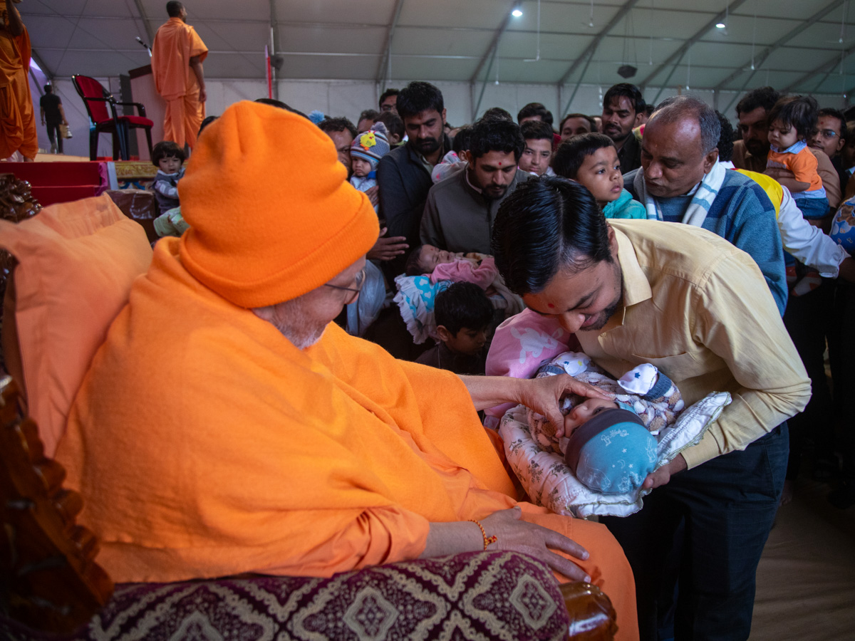 Pujya Ghanshyamcharan Swami blesses a child