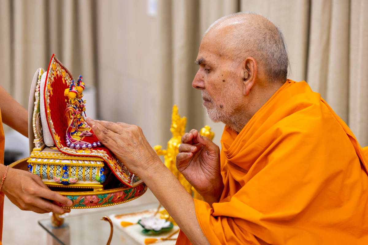 Swamishri observes garments offered to Shri Harikrishna Maharaj and Shri Gunatitanand Swami Maharaj