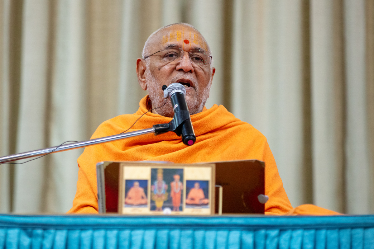 Bhagwatprasad Swami addresses the morning assembly