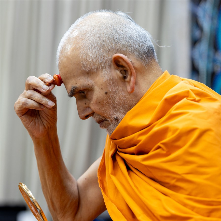 Swamishri applies a chandlo