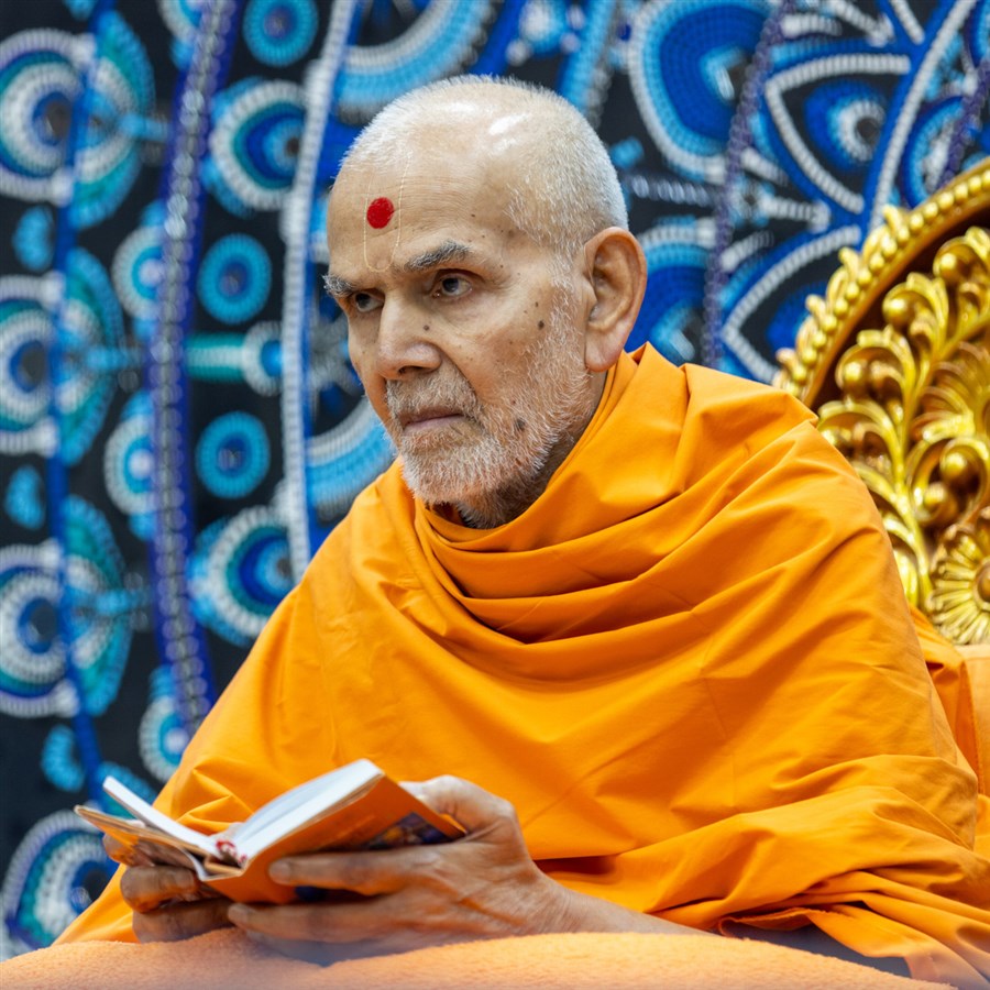 Swamishri listens to the children's recitation