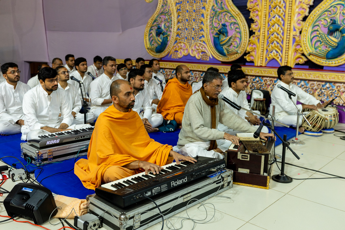 A devotee sings a kirtan in Swamishri's daily puja