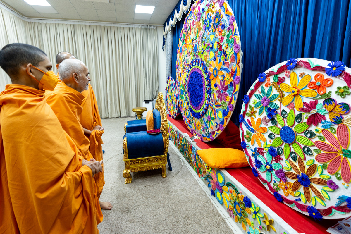 Swamishri observes paper art decorations