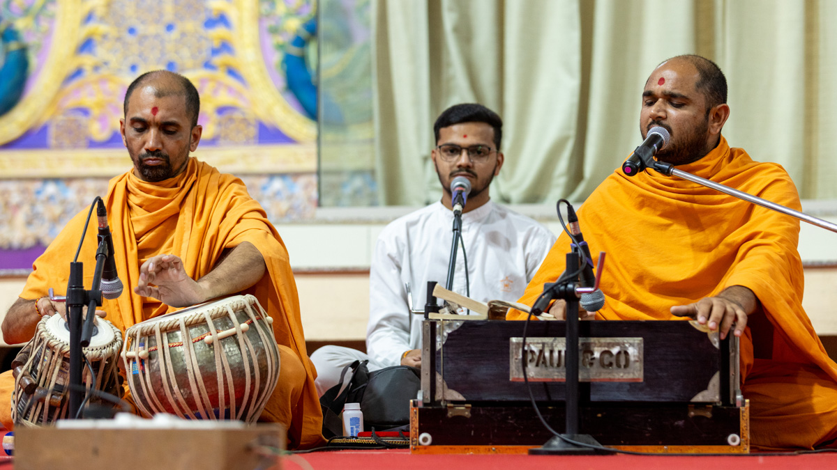 Gurudarshan Swami sings a kirtan in the evening assembly