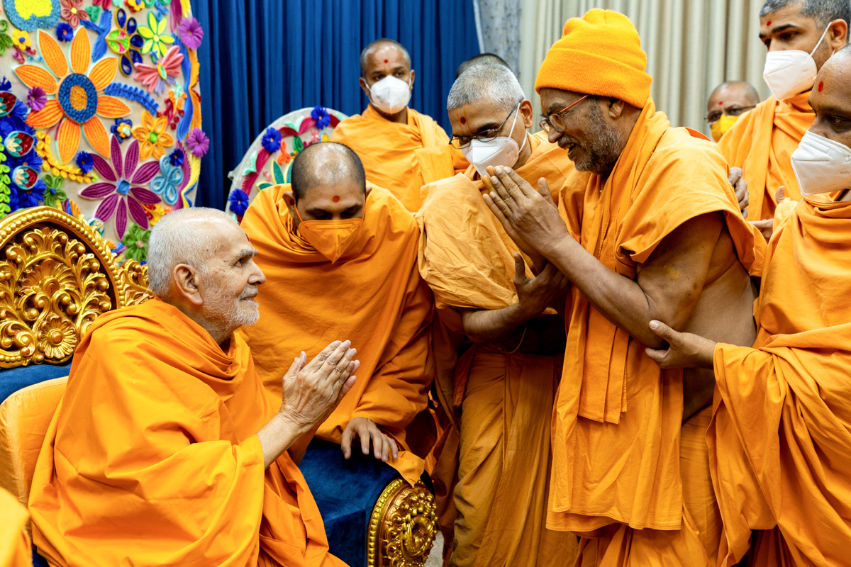 Narendraprasad Swami doing darshan of Swamishri