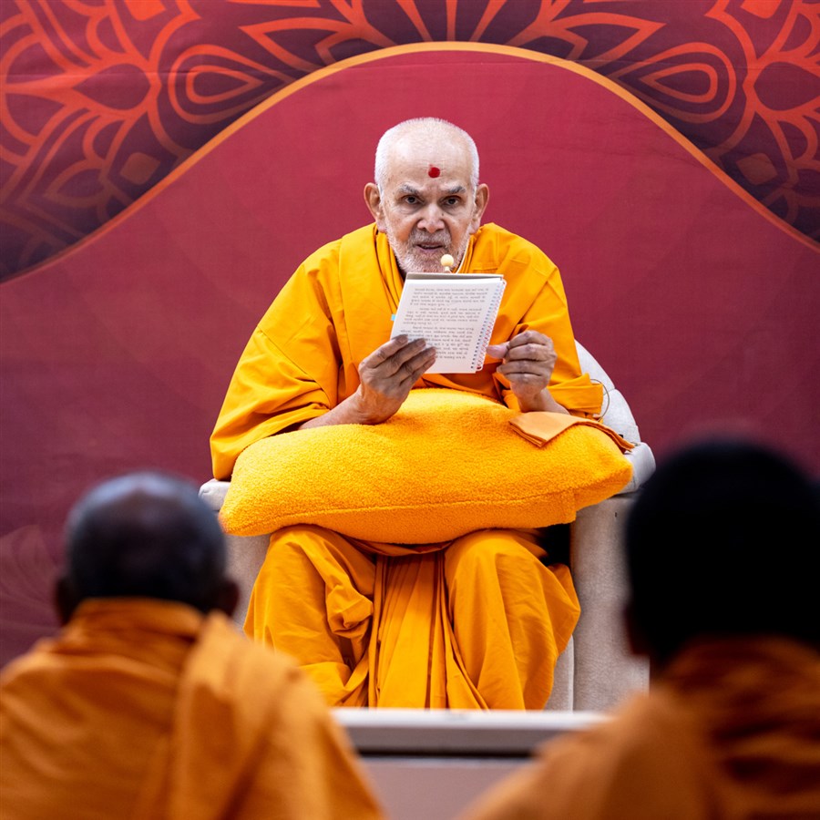 Swamishri blesses the afternoon assembly