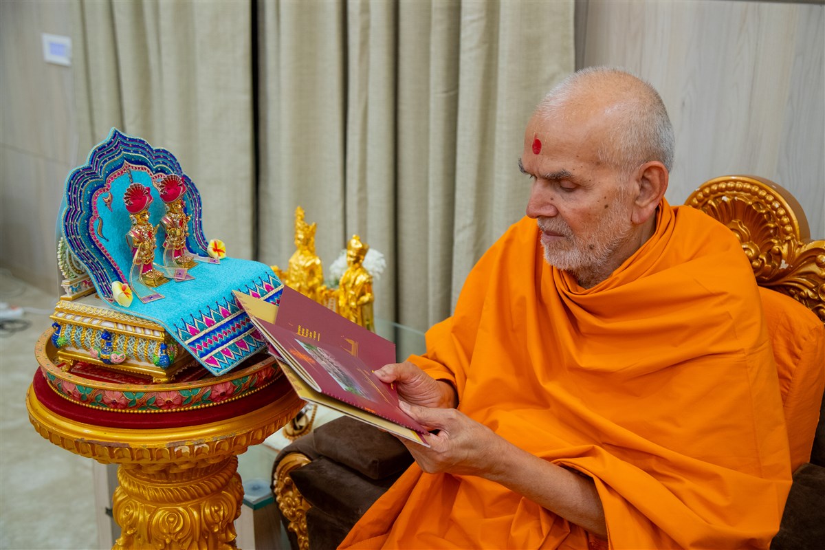 Swamishri reads the invitation for the Ram Janmabhoomi Mandir murti-pratishtha