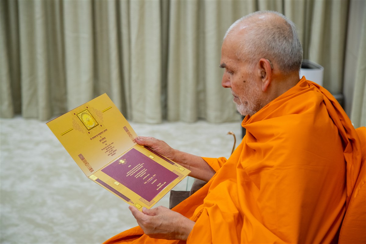 Swamishri reads the invitation for the Ram Janmabhoomi Mandir murti-pratishtha