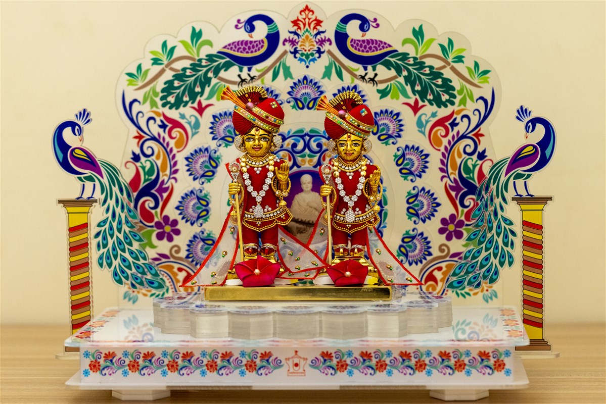 Shri Harikrishna Maharaj and Shri Gunatitanand Swami Maharaj 