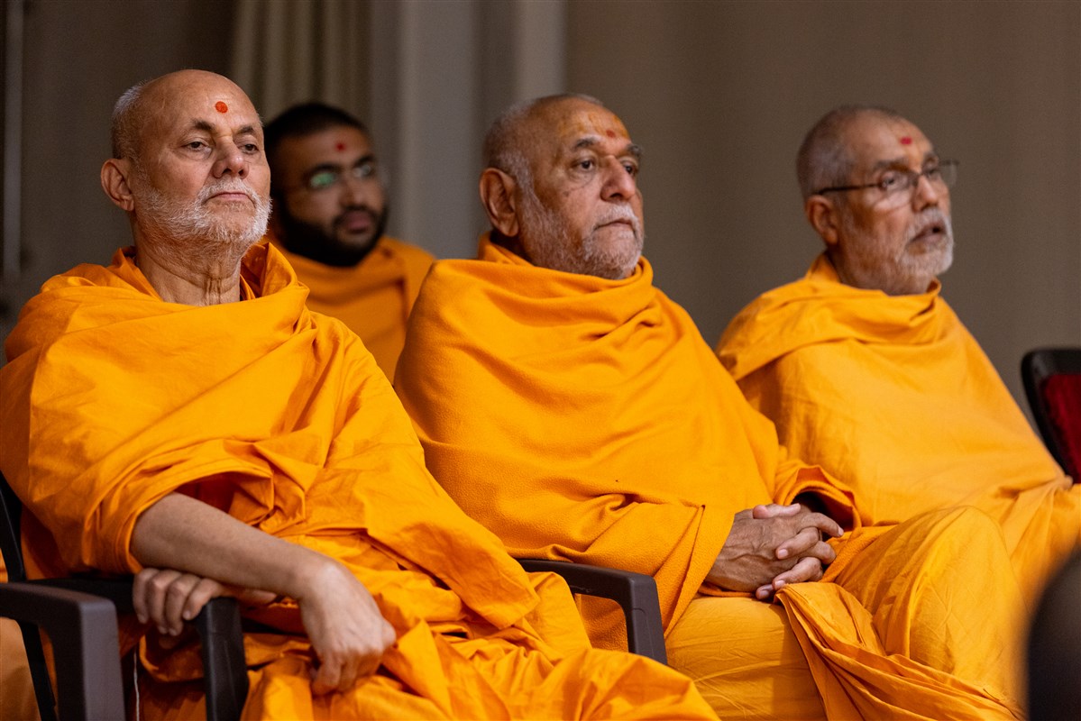 Pujya Viveksagar Swami and swamis during the assembly