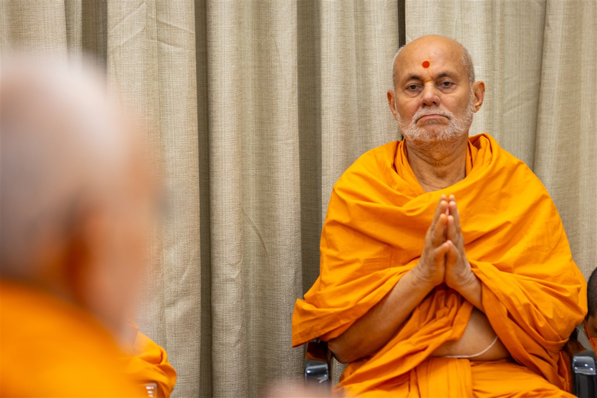 Pujya Viveksagar Swami doing darshan of Swamishri