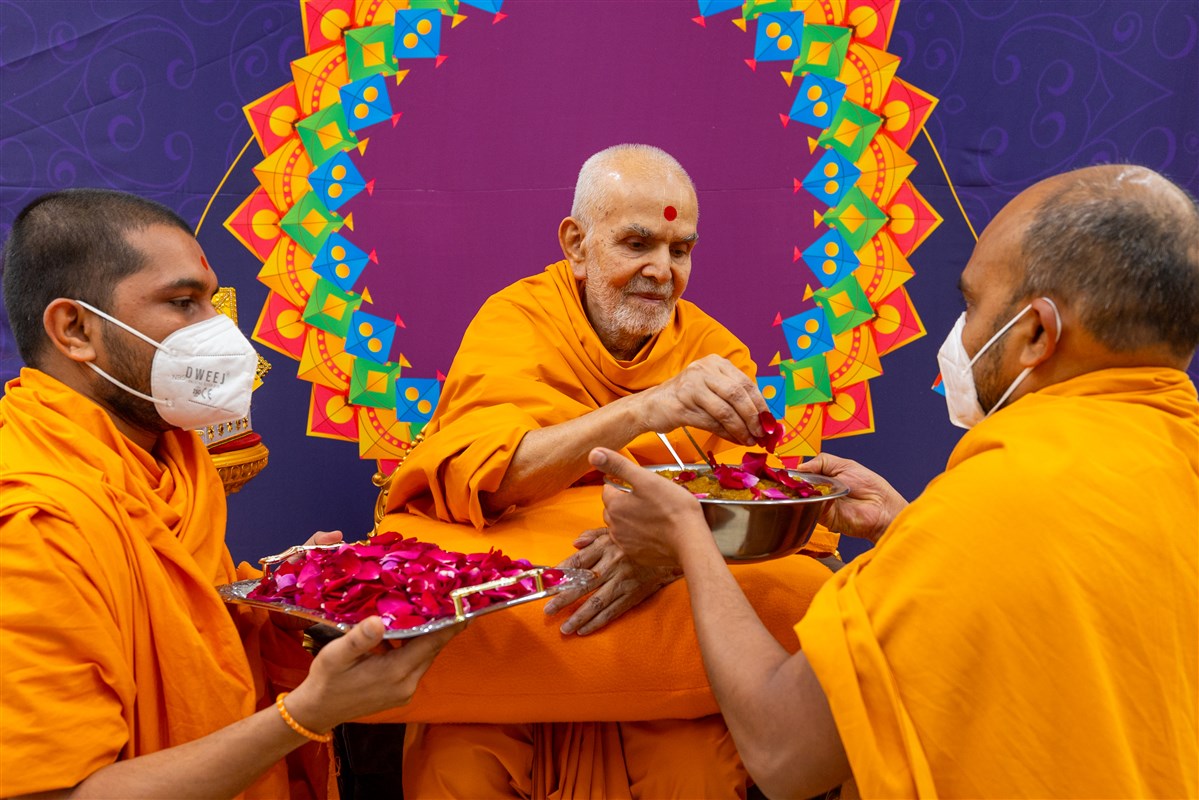 Swamishri sanctifies prasad for all