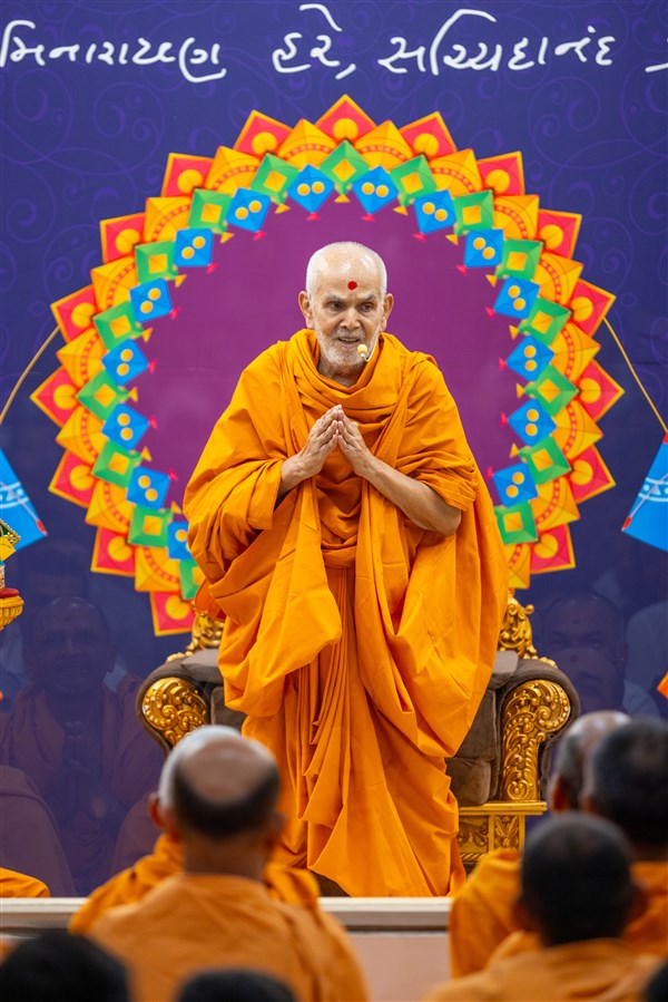 'Swaminarayan Hare, Sachchidanand Prabho...' Param Pujya Mahant Swami Maharaj proclaims the jholi call