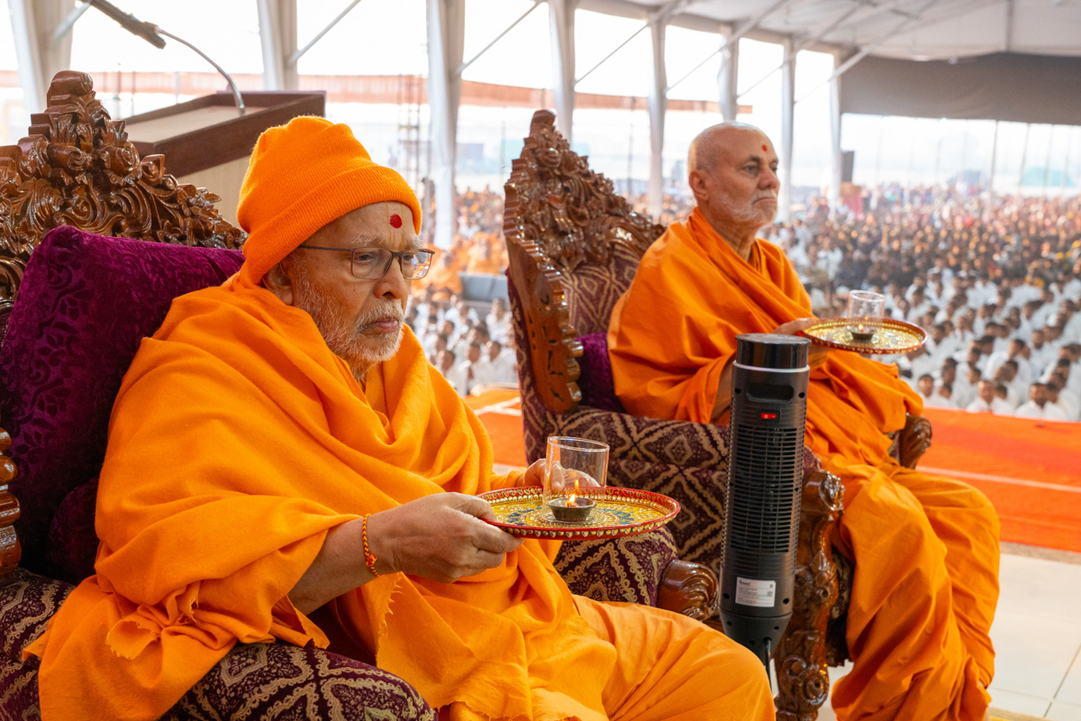 Pujya Ghanshyamcharan Swami and Pujya Viveksagar Swami perform the arti