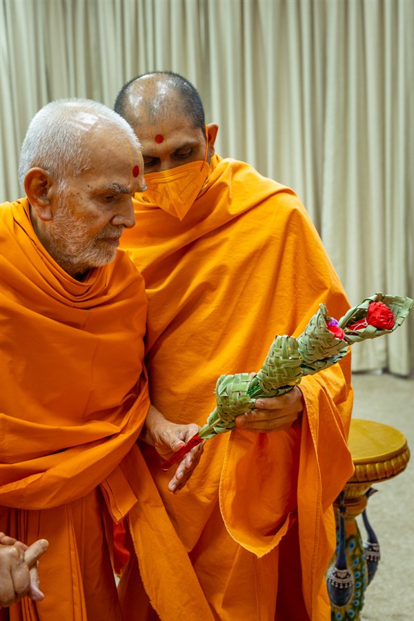 Swamishri observes a chhadi