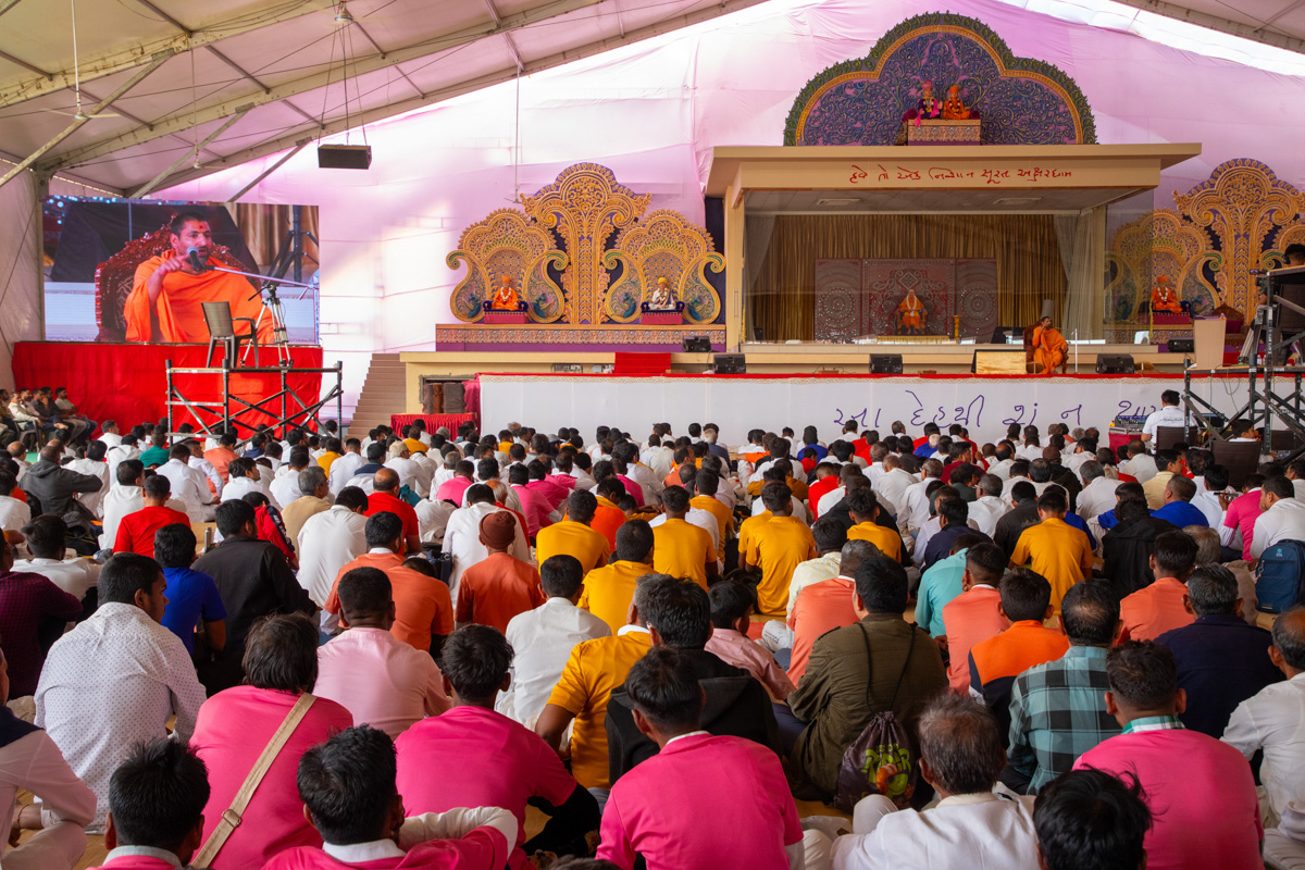 Devotees during the evening satsang assembly