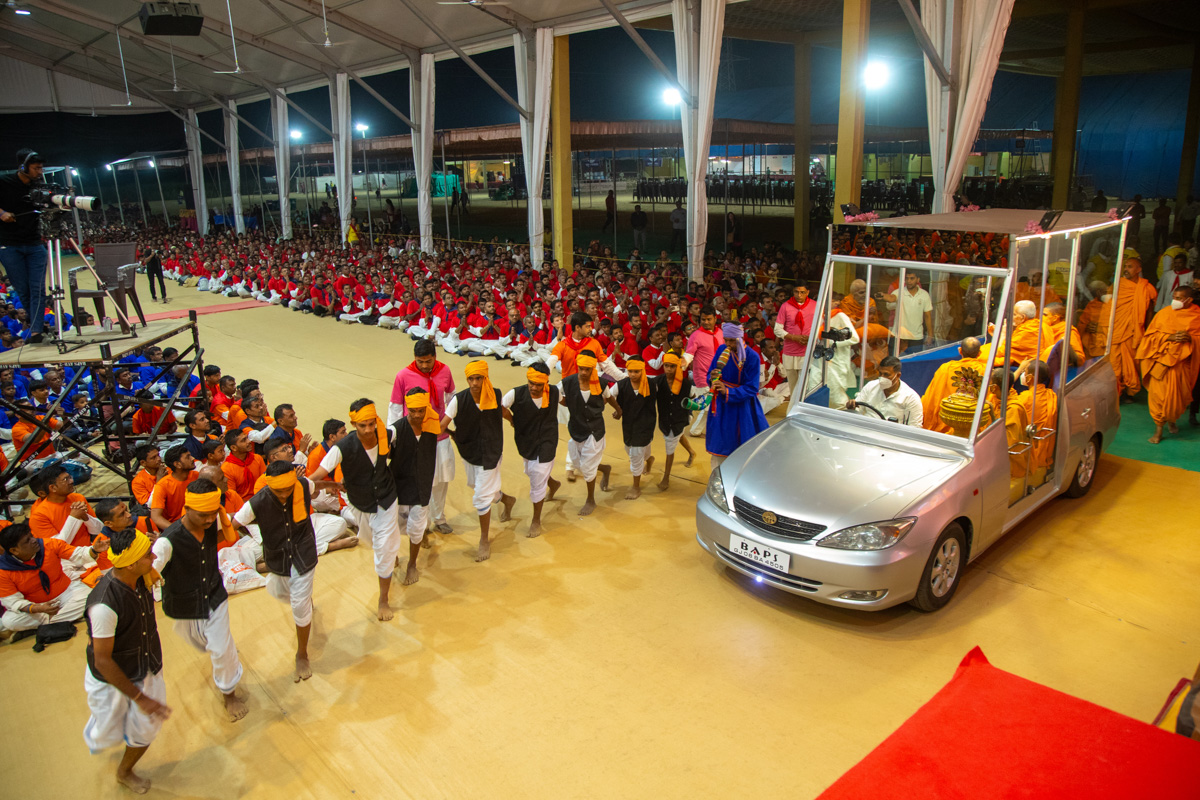 Tribal youths welcome Swamishri to the assembly