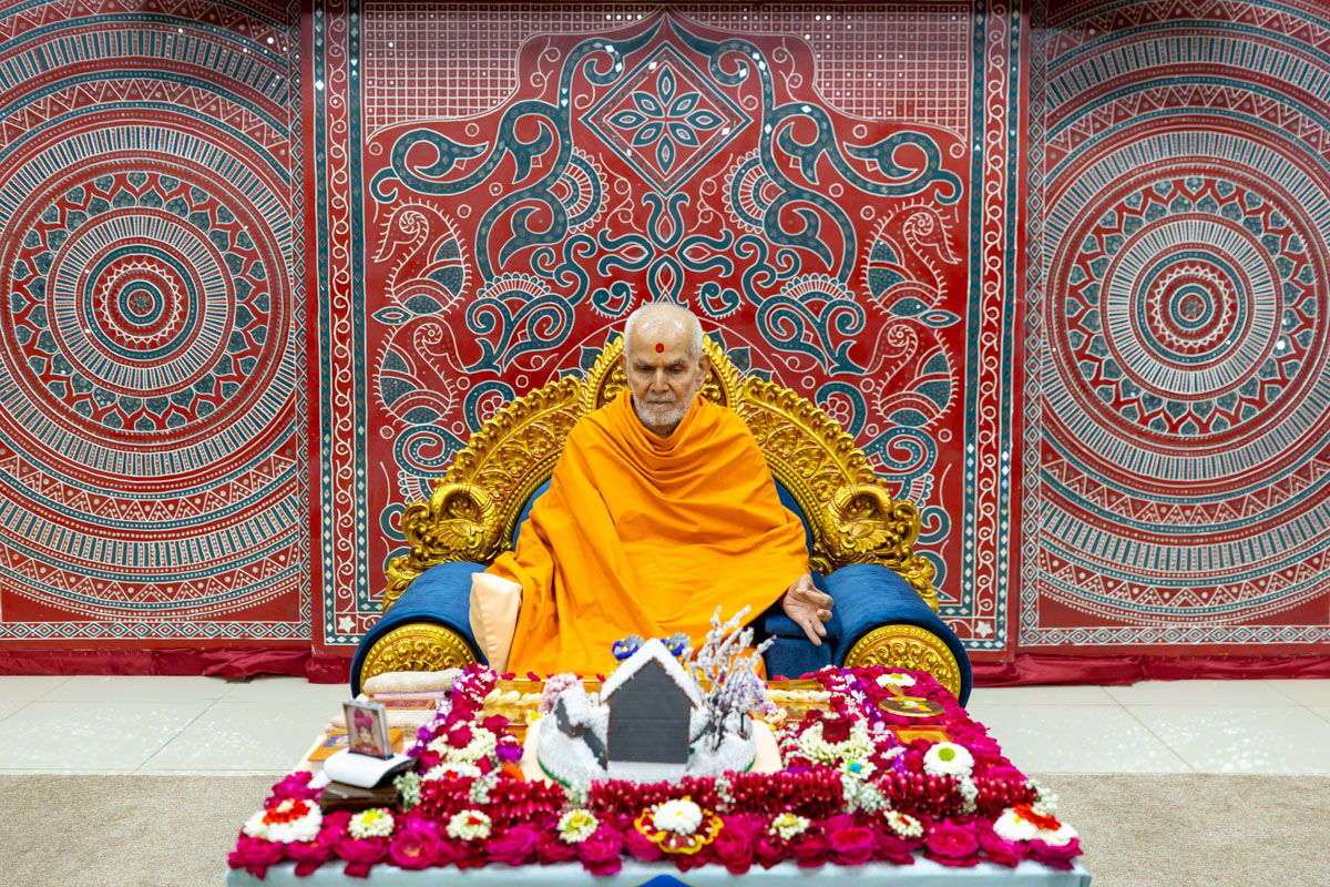 Param Pujya Mahant Swami Maharaj performs his daily puja