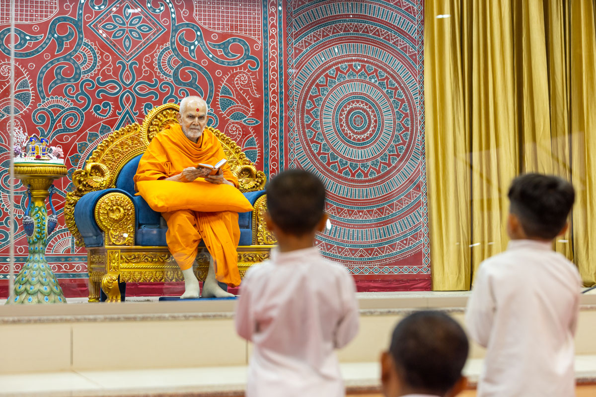 Swamishri listens to the children's recitation of the daily prayer