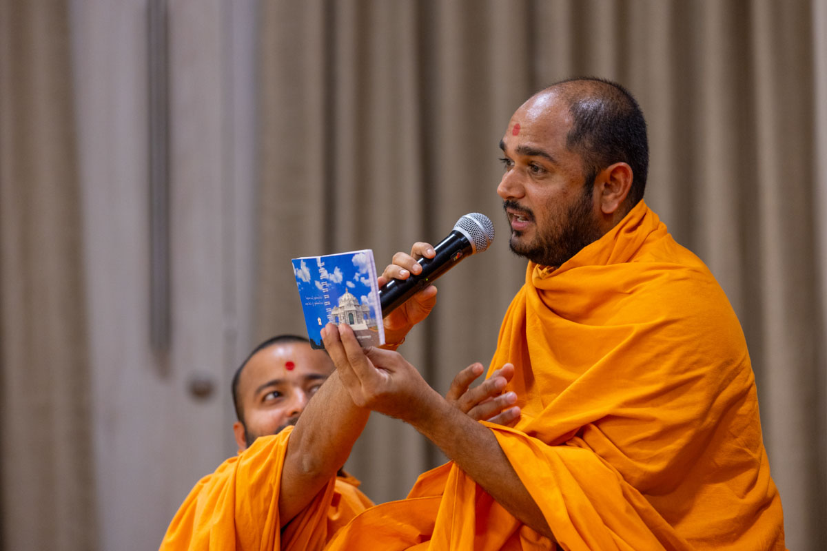 Gurudarshan Swami presents before Swamishri