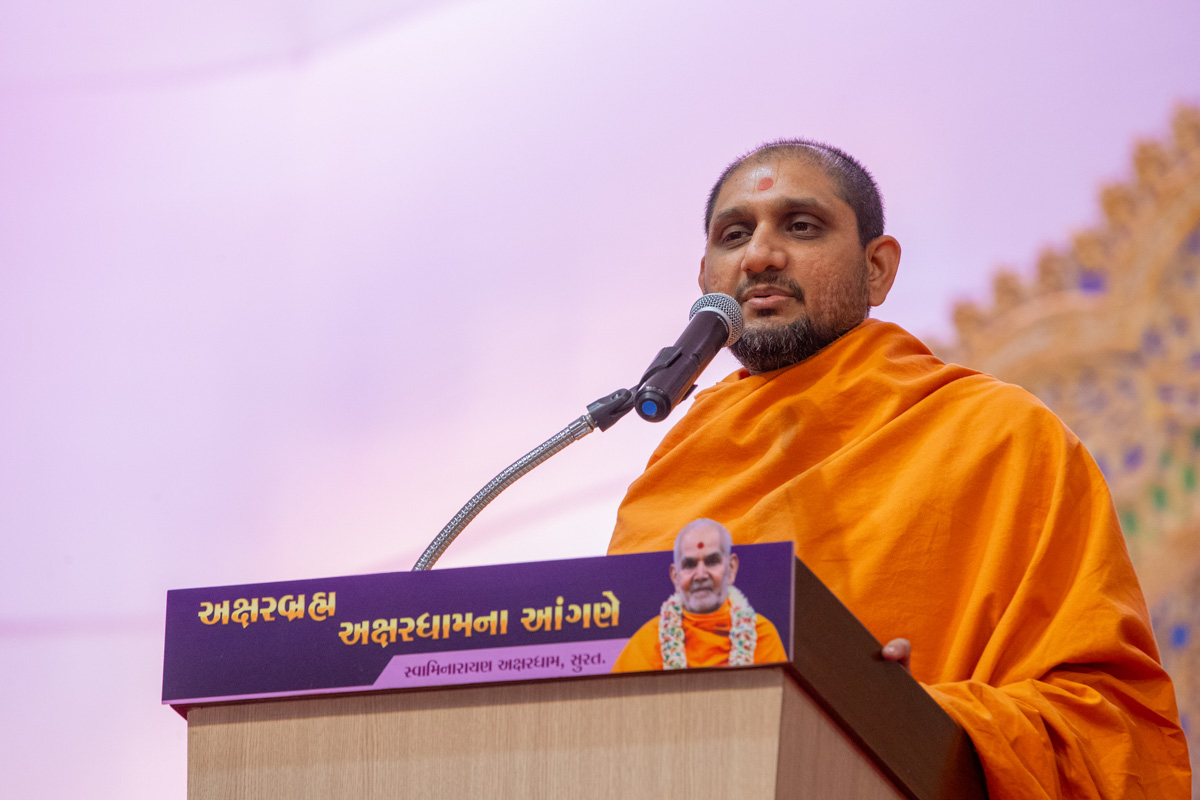 Shrutipriya Swami addresses the evening assembly