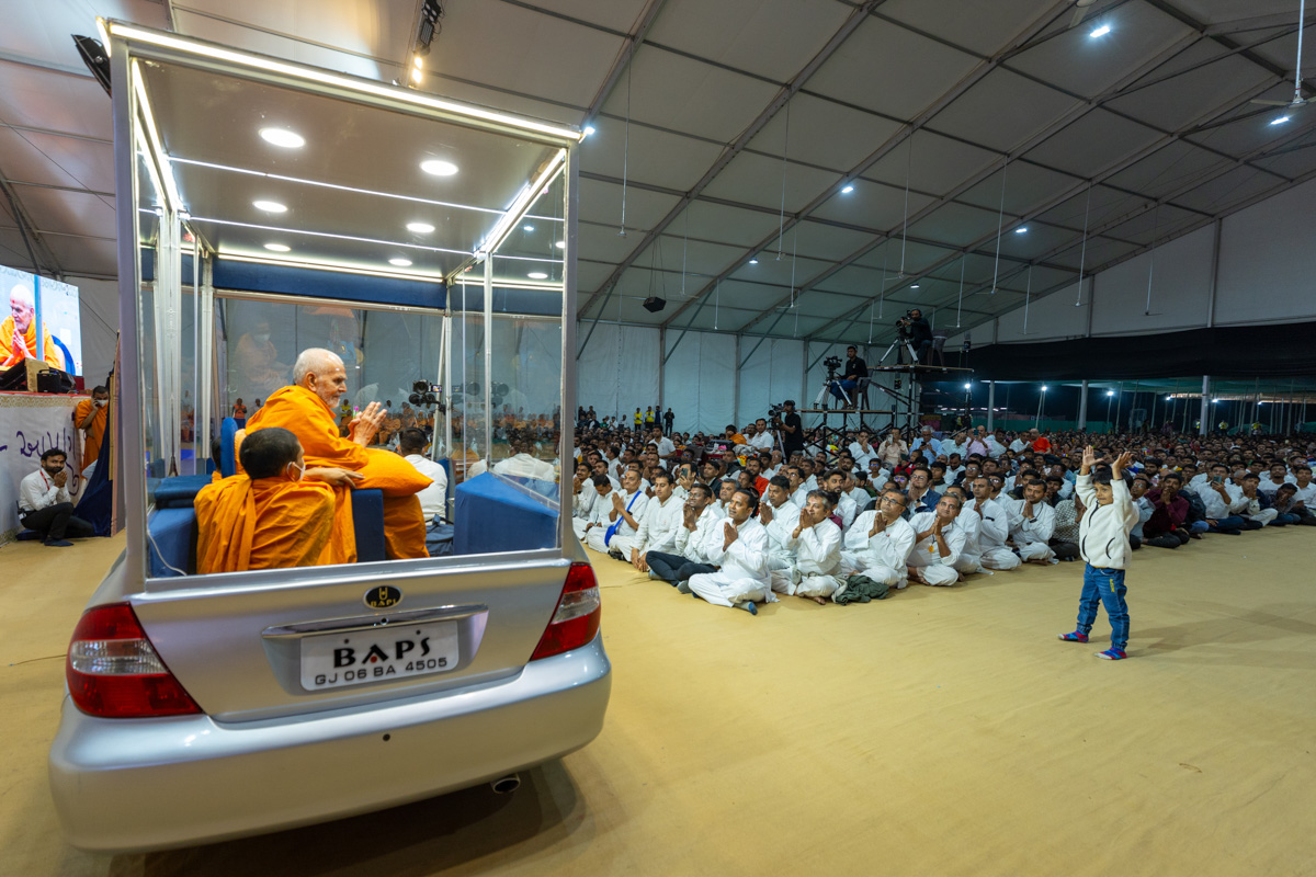 Swamishri arrives in the evening assembly