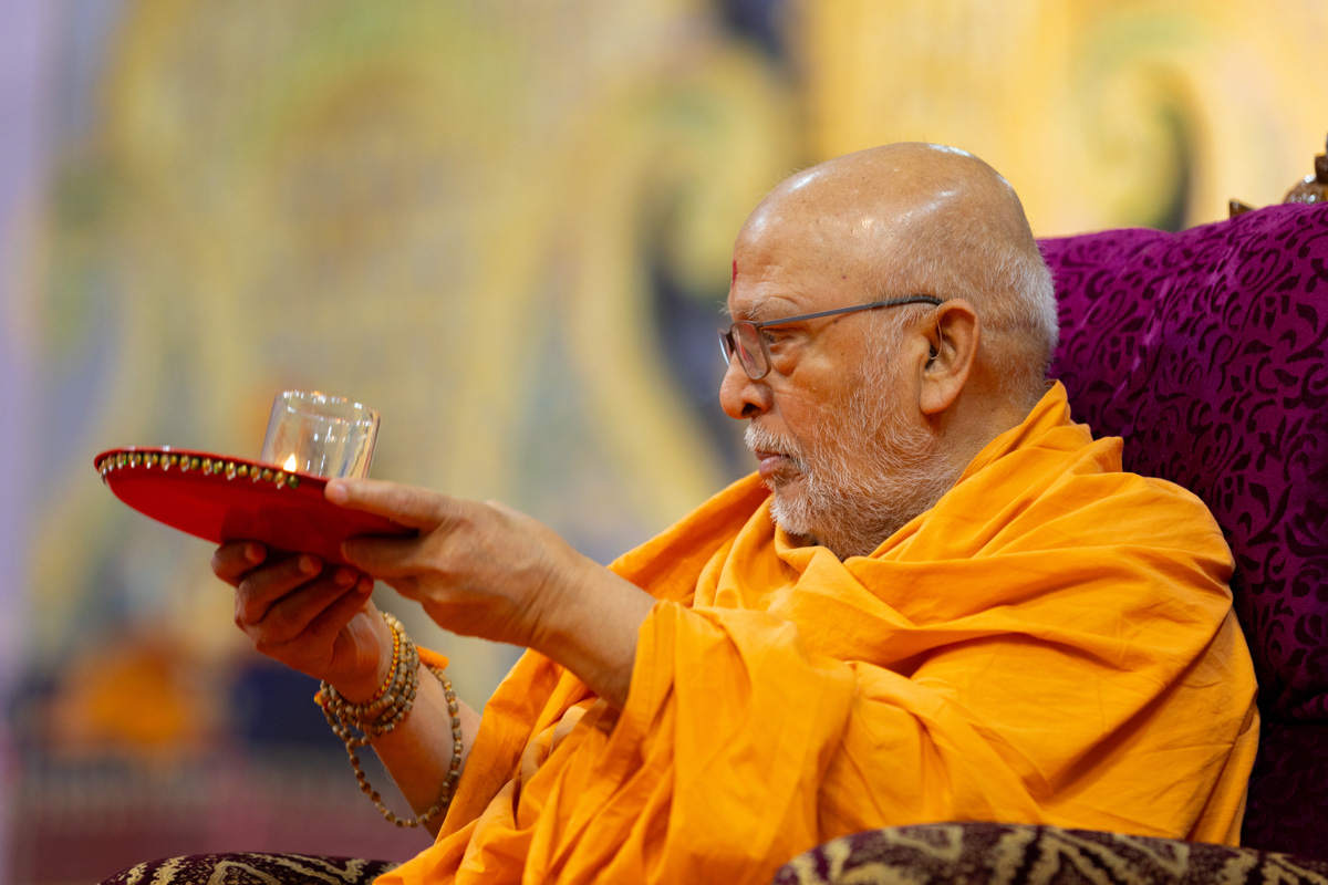 Pujya Ghanshyamcharan Swami performs the arti