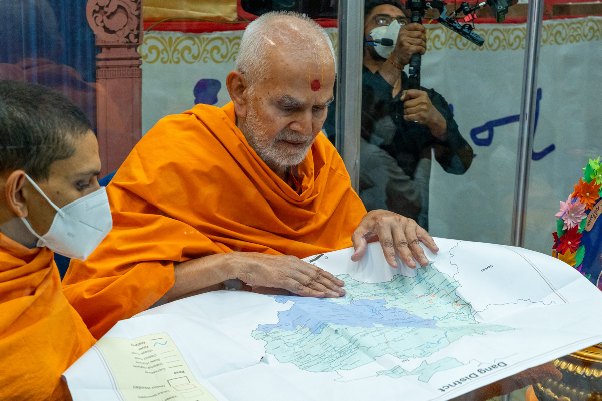 Swamishri observes a map of the Dang district
