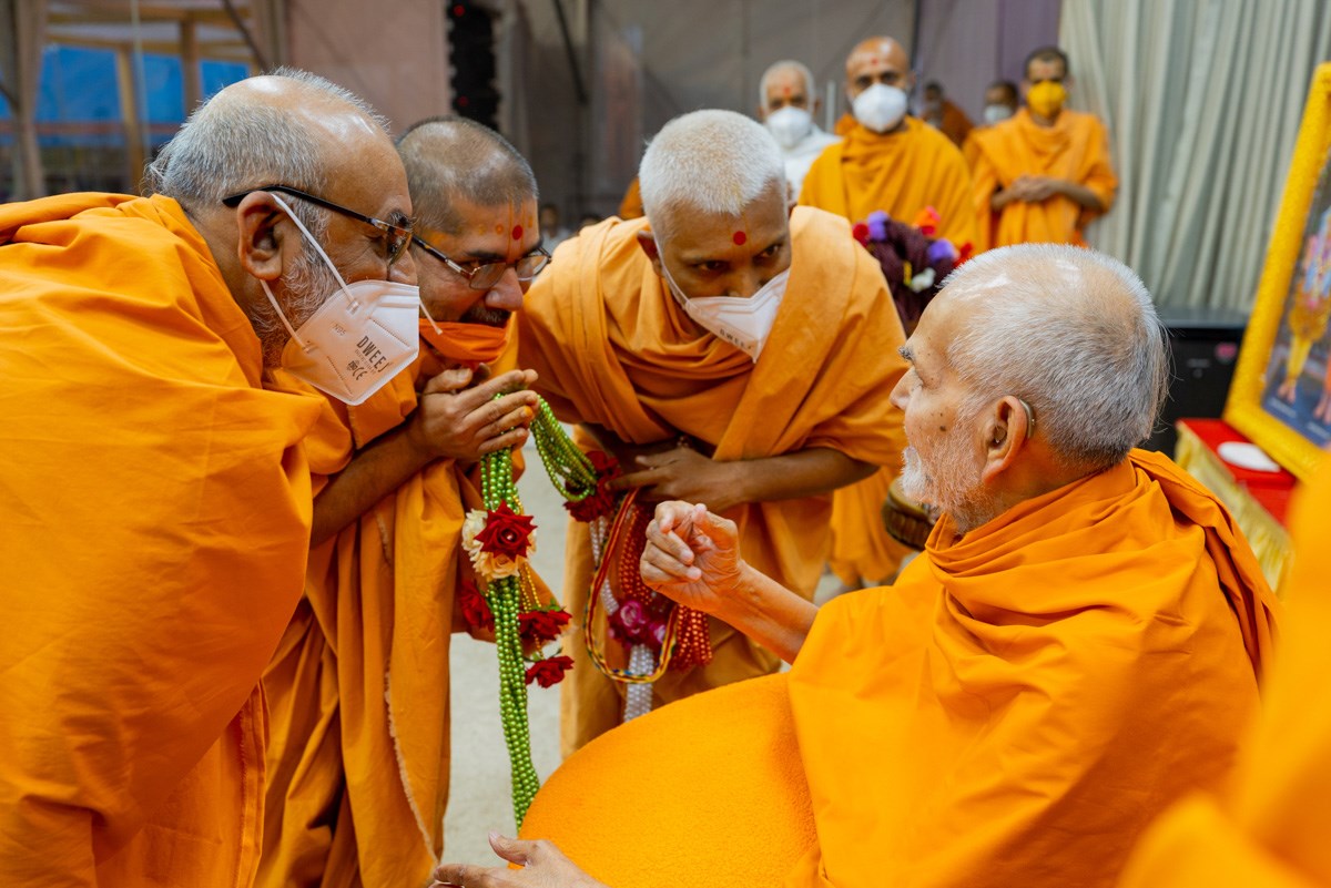 Swamis in conversation with Swamishri