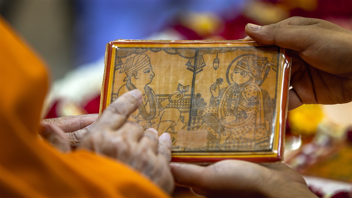 Swamishri reverently touches the holy feet of Shri Akshar-Purushottam Maharaj