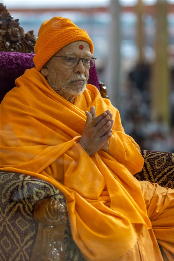 Pujya Ghanshyamcharan Swami doing darshan of Swamishri