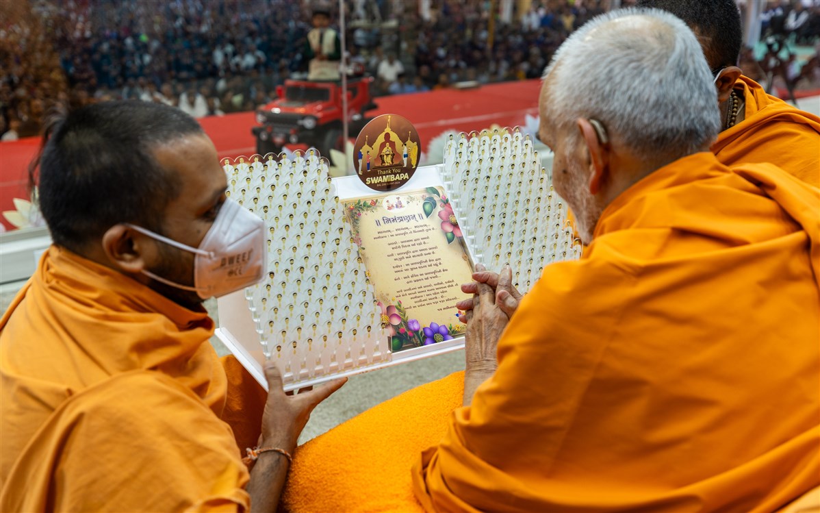 Swamishri reads the invitation