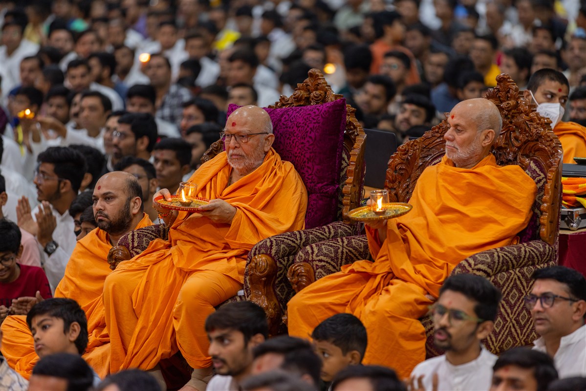 Pujya Viveksagar Swami and Pujya Ghanshyamcharan Swami perform the arti