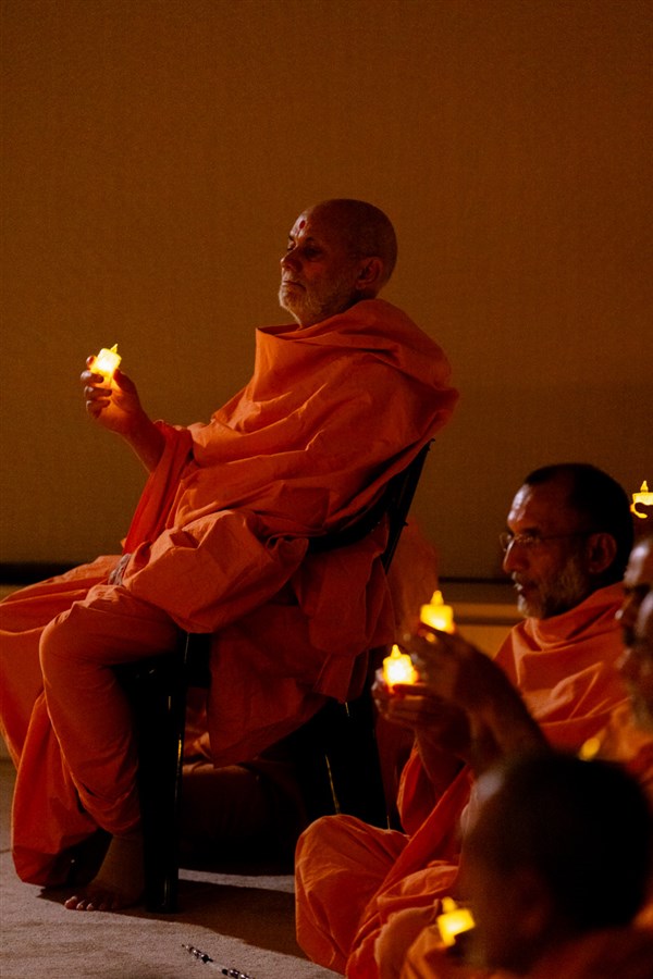 Pujya Viveksagar Swami and swamis perform the arti