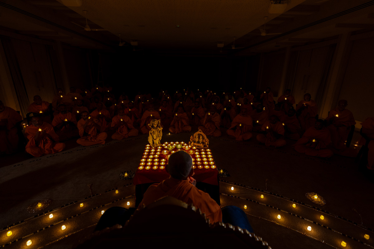 Swamishri and swamis perform the arti
