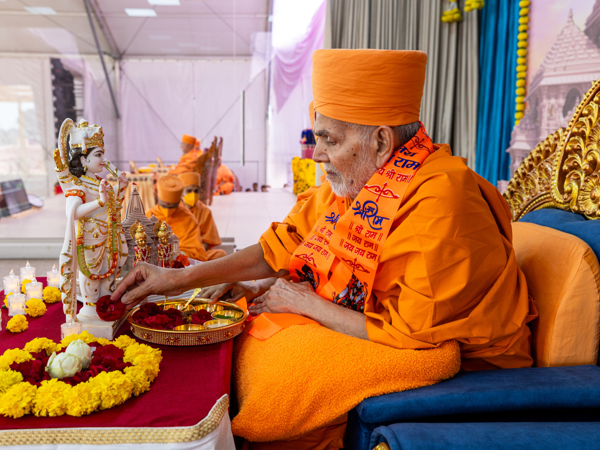 Swamishri offers a flower to Bhagwan Shri Ram