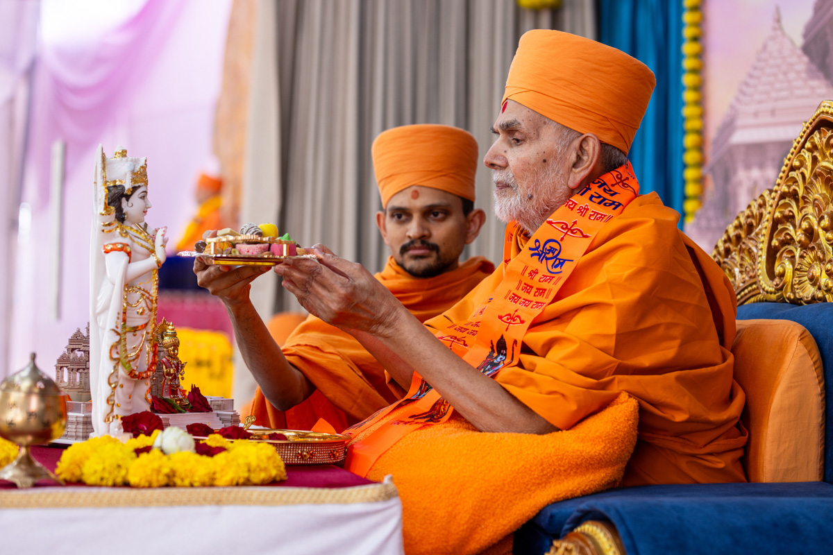 Swamishri offers thal to Bhagwan Shri Ram