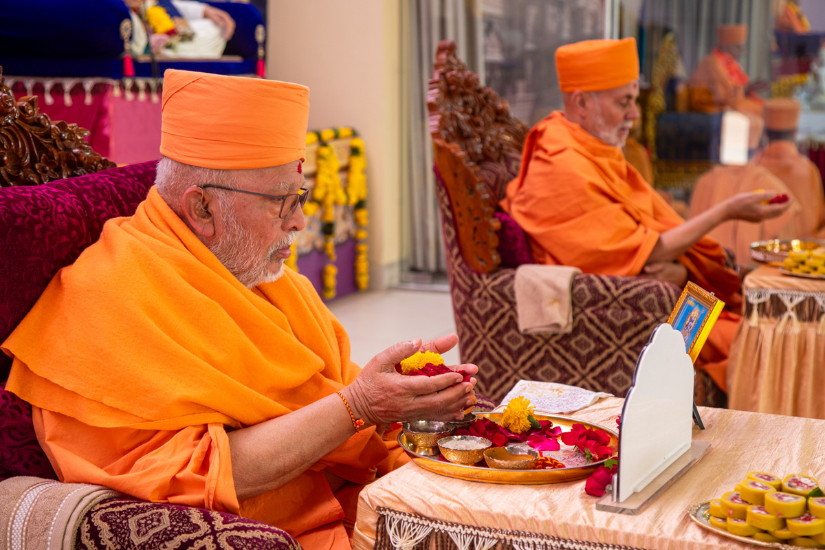 Pujya Ghanshyamcharan Swami and Pujya Viveksagar Swami offer mantra-pushpanjali