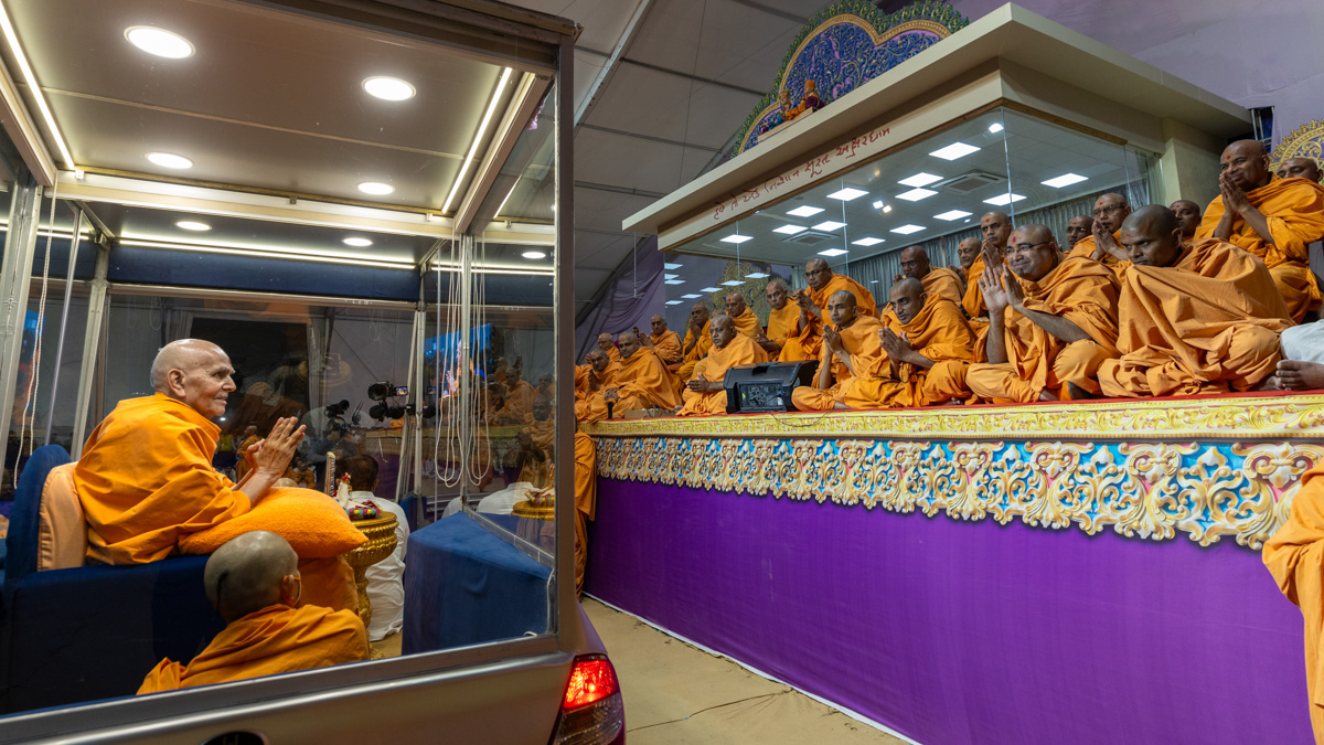 Swamis doing darshan of Swamishri