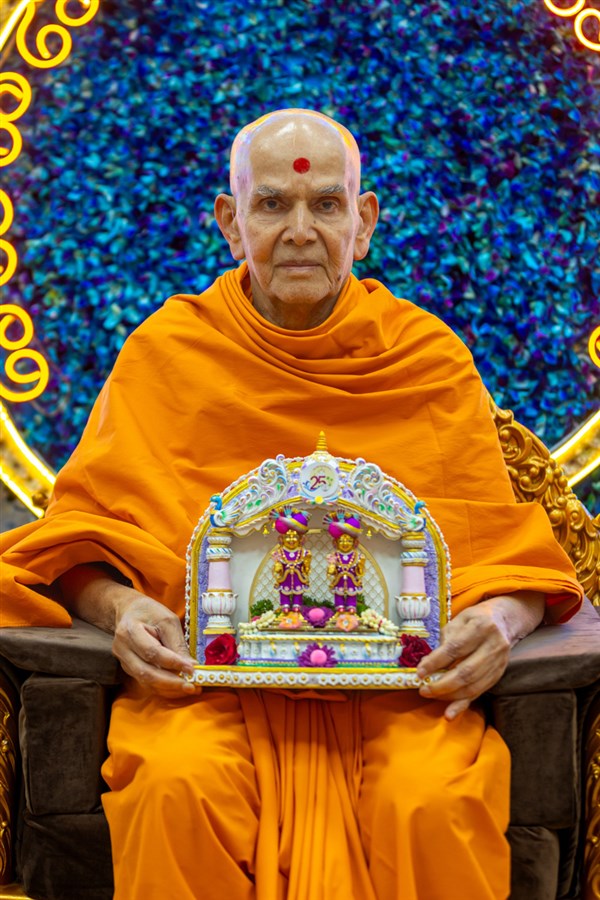 Swamishri with Shri Harikrishna Maharaj and Shri Gunatitanand Swami Maharaj
