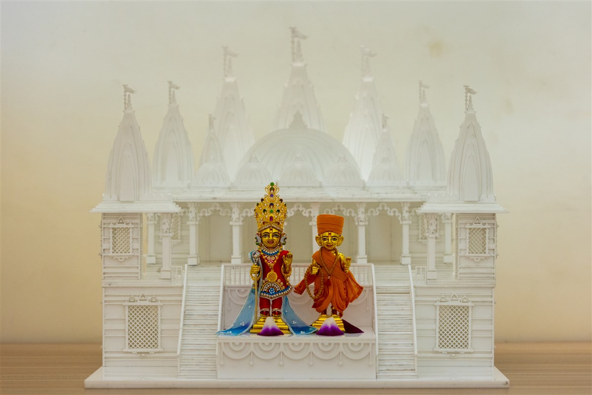 Shri Harikrishna Maharaj and Shri Gunatitanand Swami Maharaj 