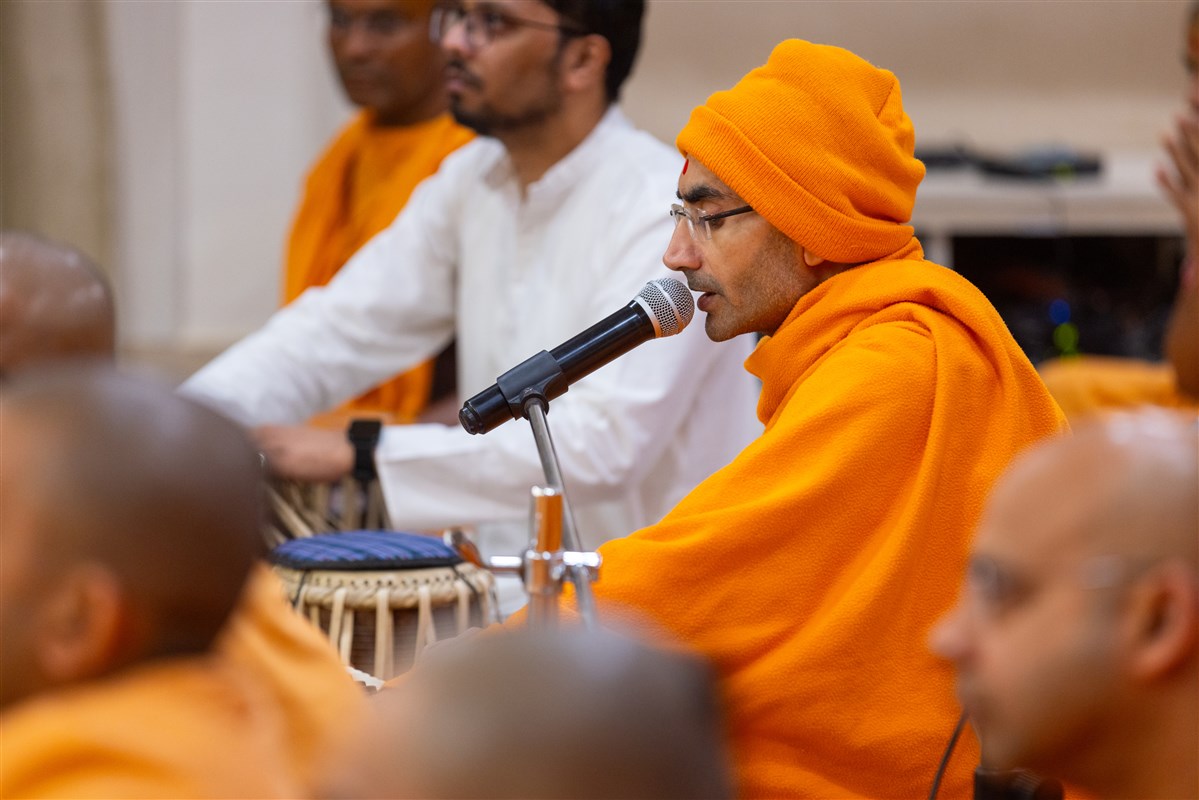Madhurvadan Swami sings a kirtan in Swamishri's morning puja
