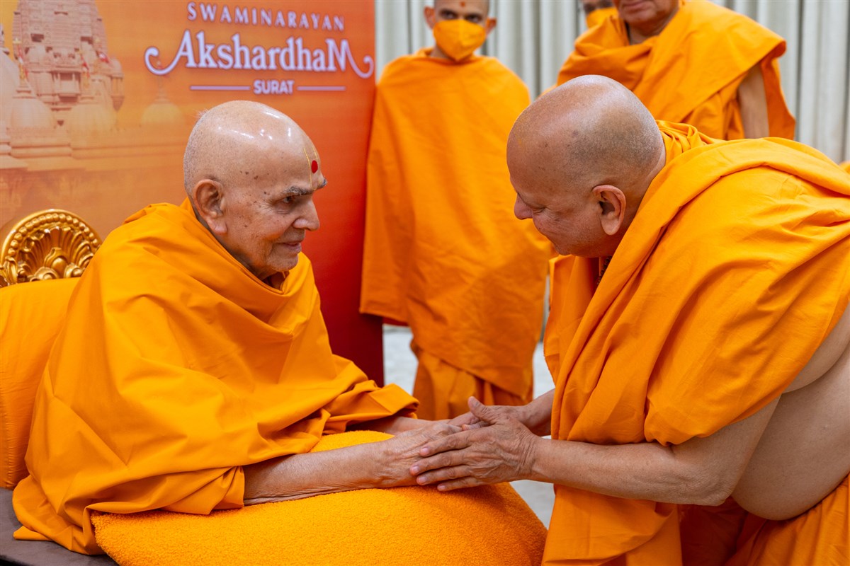 Pujya Ishwarcharan Swami greets Swamishri