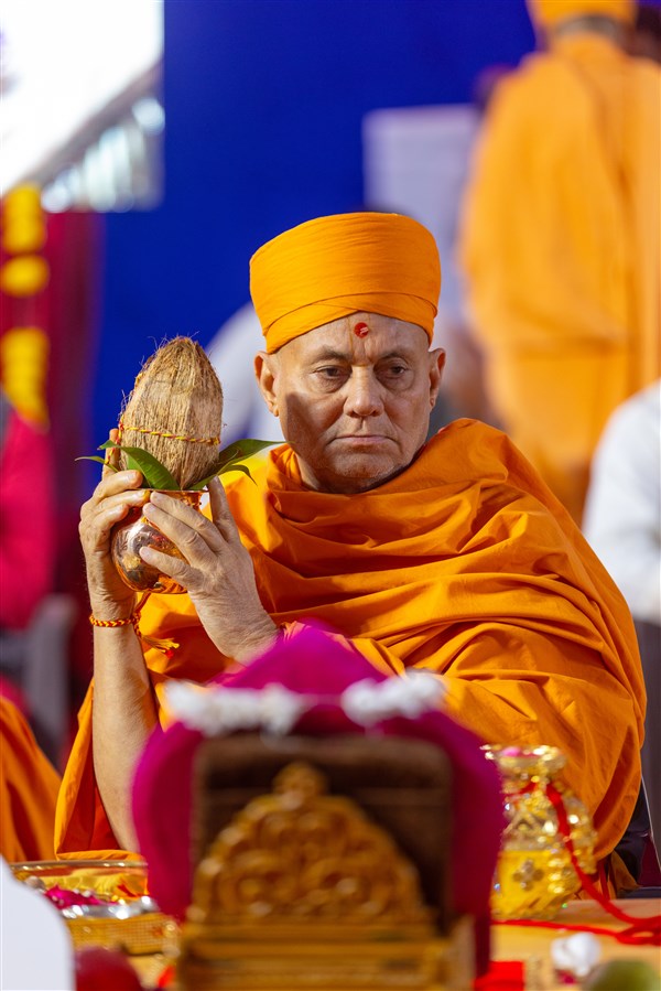 Pujya Viveksagar Swami performs the mahapuja rituals