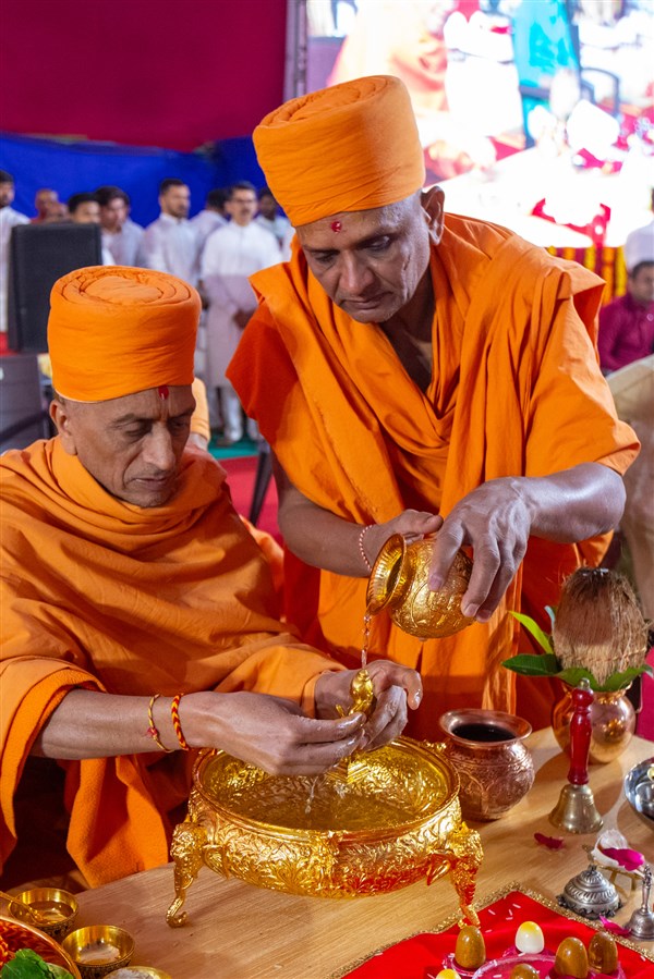Uttamprakash Swami performs the mahapuja rituals