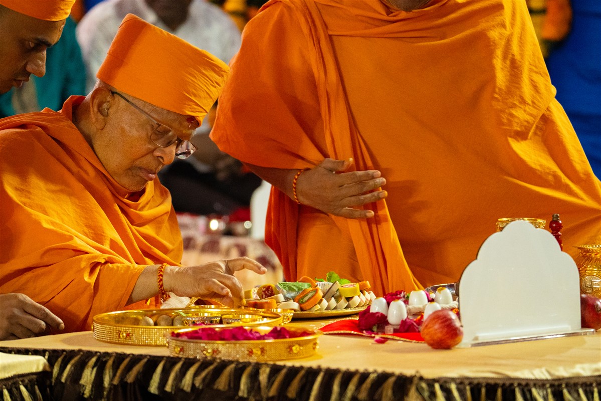 Pujya Ghanshyamcharan Swami performs the mahapuja rituals