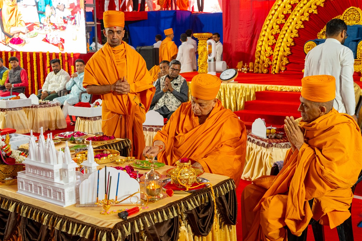Pujya Ishwarcharan Swami performs the mahapuja rituals