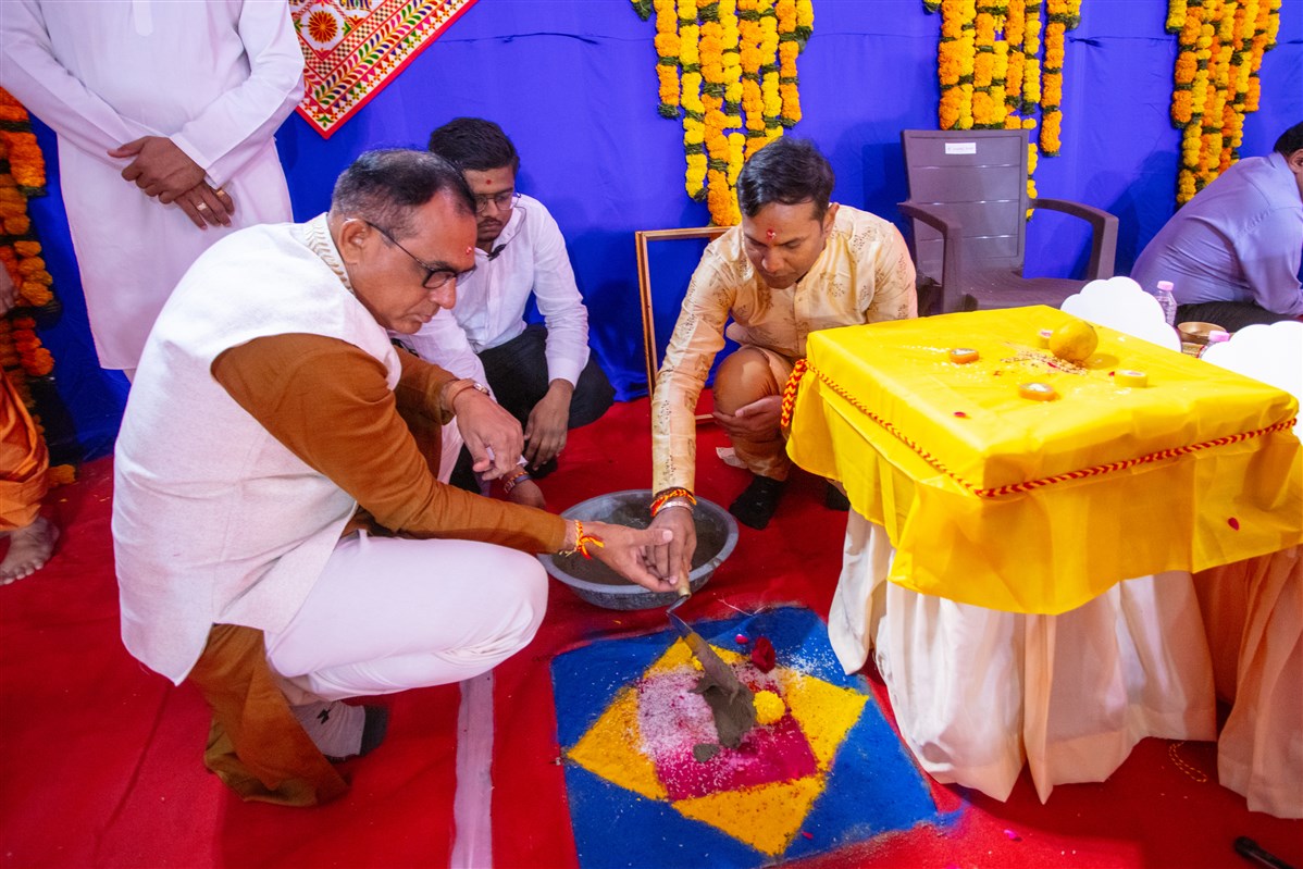 Devotees perform the shilanyas rituals